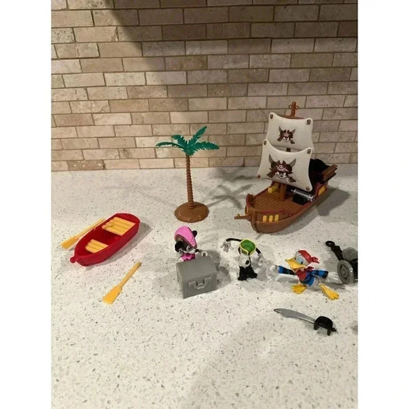 Disney Parks exclusive - Pirates of the‎ Caribbean pirates playset bL - Picture 2 of 4